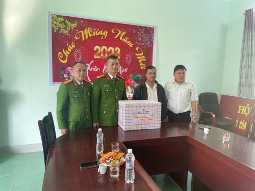 Công an tỉnh Lai Châu thăm tặng quà và chúc tết Đảng uỷ, HĐND, UBND và Công an các xã Pa Ủ và Ka Lăng, huyện Mường Tè