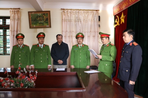 Cơ quan Cảnh sát điều tra Công an tỉnh Lai Châu đọc quyết định khởi tố bị can Nguyễn Văn Vấn