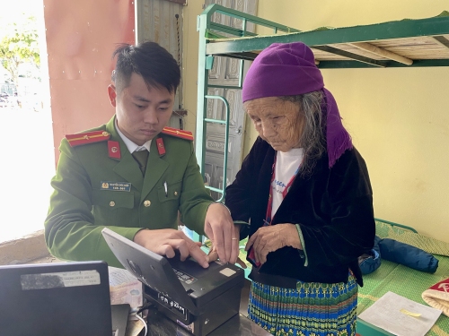 Cán bộ Đội CS QLHC về TTXH, Công an huyện làm thủ tục cấp căn cước công dân gắn chíp điện tử cho người dân xã Nùng Nàng, huyện Tam Đường