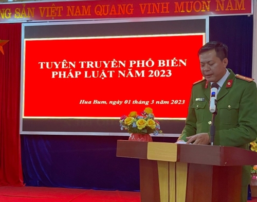 Đồng chí Thiếu tá Hoàng Mạnh Linh - Trưởng Công an xã Hua Bum phát biểu tại buổi tuyên truyền