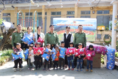 Đoàn thiện nguyện tặng quà cho các em học sinh tại Trường mầm non xã Mồ Sì San