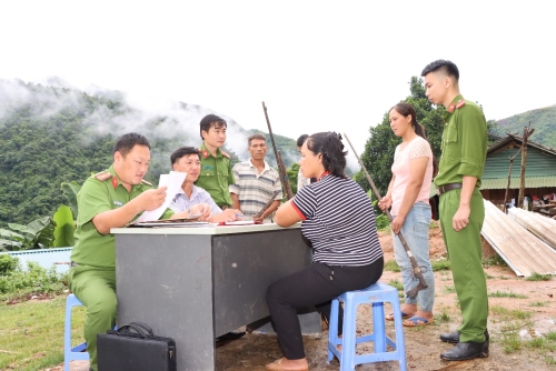 Lực lượng chức năng vận động quần chúng nhân dân giao nộp vũ khí tại huyện Mường Tè