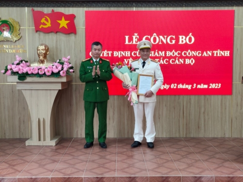 Đồng chí Thượng tá Nguyễn Tuấn Hưng - Phó Giám đốc Công an tỉnh trao Quyết định và tặng hoa chúc mừng đồng chí Phó Trưởng Công an huyện
