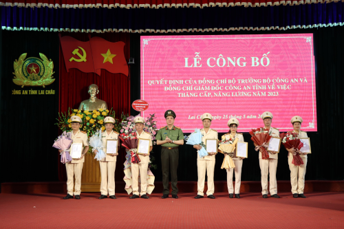 Công an tỉnh Lai Châu tổ chức công bố, trao quyết định thăng cấp bậc hàm, nâng bậc lương năm 2023.