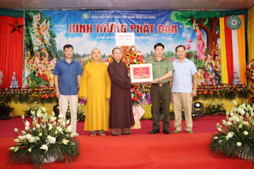 Đại tá Tao Văn Trường - Phó giám đốc Công an tỉnh tặng hoa chúc mừng ngày lễ Phật đản
