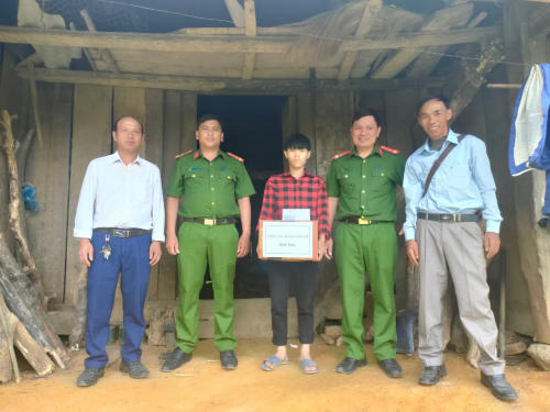 Công an huyện Sin Hồ trao tặng 03 phần quà cho 03 hộ hộ gia đình có hoàn cảnh đặc biệt khó khăn tại xã Hồng Thu