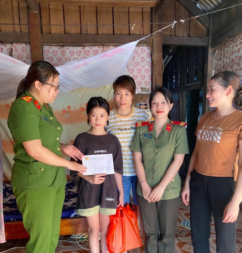 Hội phụ nữ công an huyện Mường tè thăm, tặng quà con nuôi của hội