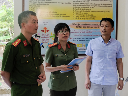 Đồng chí Đại tá Nguyễn Tuấn Hưng - Phó Giám đốc Công an tỉnh cùng Đoàn thẩm định Mô hình  tại Công an thị trấn Mường Tè