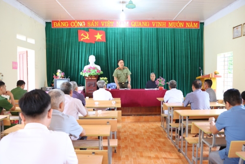 Thiếu tá Nguyễn Duy Hùng tuyên truyền giáo dục, phổ biến pháp luật ở cở sở.
