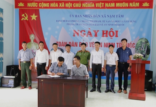 Đại diện trưởng các bản trong xã Nậm Tăm ký kết giao ước thực hiện phong trào toàn dân bảo vệ ANTQ