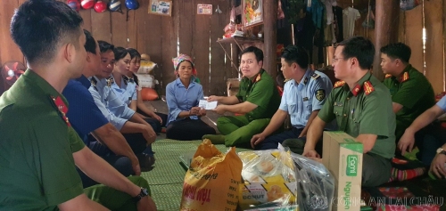 Cán bộ, chiến sỹ Phòng Cảnh sát kinh tế Công an tỉnh tổ chức thăm hỏi trao tặng quà cho các hộ gia đình bị ảnh hưởng do mưa lũ trên địa bàn xã Tà Mung, huyện Than Uyên