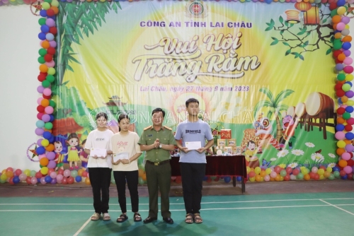 Đại tá Sùng A Súa - Phó giám đốc Công an tỉnh trao quà cho con em cán bộ chiến sỹ có thành tích tốt trong học tập