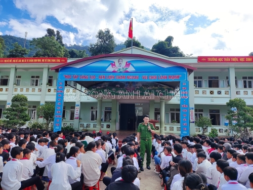 Công an xã Lản Nhì Thàng tuyên truyền tại trường học