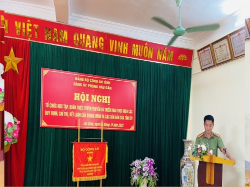 Đồng chí Nguyễn Việt Anh - Phó Bí thư Đảng bộ đã lên khai mạc và quán triệt một số nội dung của Hội nghị.