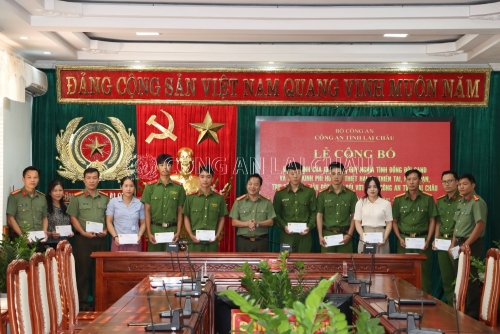 Đại tá Sùng A Súa – Phó giám đốc Công an tỉnh trao kinh phí cho các đồng chí được hưởng trợ cấp khó khăn đột xuất