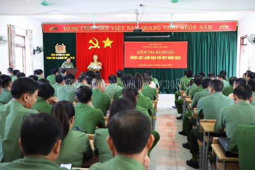 Đại tá Sùng A Súa - Phó giám đốc Công an tỉnh phát biểu khai mạc kiểm tra