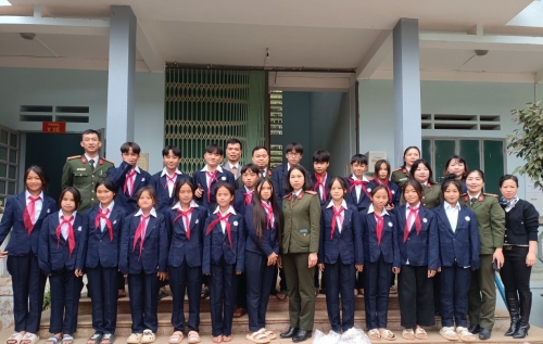 Trao, tặng quà tại trường THCS  Phúc Khoa, huyện Tân Uyên