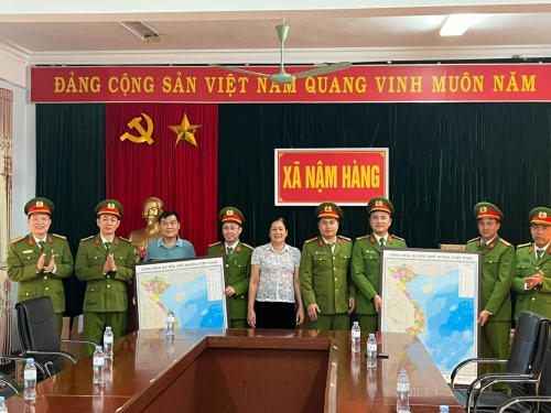 Lãnh đạo Phòng Cảnh sát PCCC và CNCH Công an tỉnh Hà Nam tặng bản đồ Việt Nam cho UBND xã Nậm Hàng