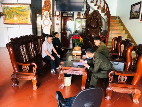 Kiểm tra, hướng dẫn khai báo cư trú cho người nước ngoài tại huyện Than Uyên