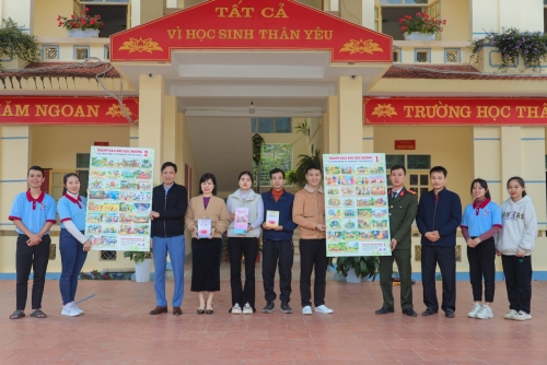 Đoàn Thanh niên Công an huyện Phong Thổ phối hợp với Phòng Giáo dục huyện Phong Thổ và Hội Từ Thiện Thiền Tôn Phật Quang Hà Nội tổ chức hoạt động từ thiện trên địa bàn huyện