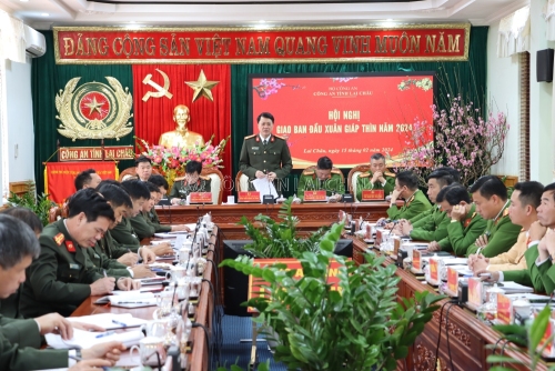 Đại tá Nguyễn Viết Giang - Giám đốc Công an tỉnh phát biểu tại Hội nghị giao ban