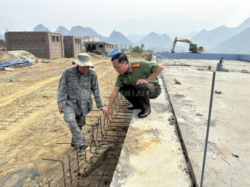 Đ/c Trưởng phòng Hậu cần kiểm tra tiến độ Dự án: Mở rộng khu huấn luyện Tiểu đoàn Cảnh sát cơ động Công an tỉnh Lai Châu