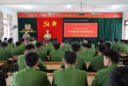 Đại tá Tao Văn Trường - Phó giám đốc Công an tỉnh phát biểu tại lễ bế giảng