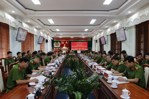 Đại tá Nguyễn Viết Giang   ủy viên BTV Tỉnh ủy, Giám đốc Công an tỉnh chủ trì Hội nghị tại điểm cầu Công an tỉnh