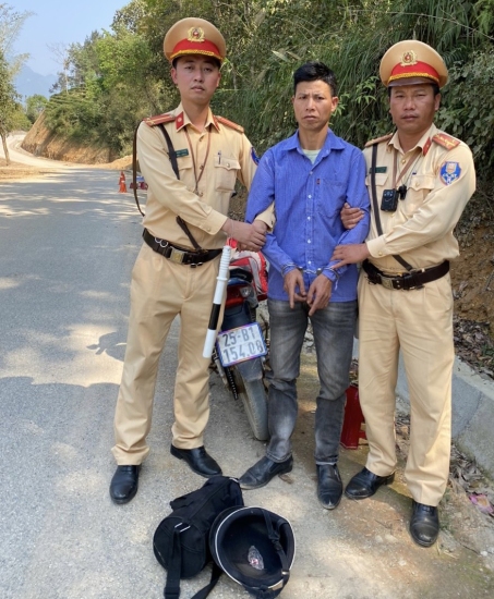 Hình ảnh Đội CSGT - trật tự, Công an huyện Tân Uyên bắt giữ đối tượng Lò Văn Quy