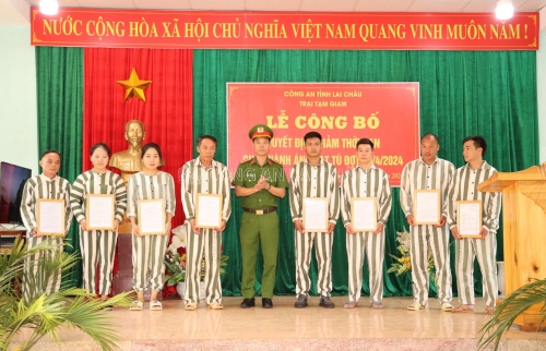 Đại tá Lê Anh Hưng - Phó giám đốc Công an tỉnh trao Quyết định giảm thời hạn chấp hành án phạt tù cho các phạm nhân