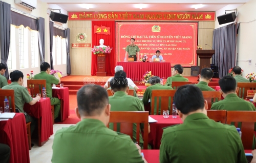 Đại tá Nguyễn Viết Giang - Giám đốc Công an tỉnh phát biểu tại buổi làm việc với Công an huyện Nậm Nhùn