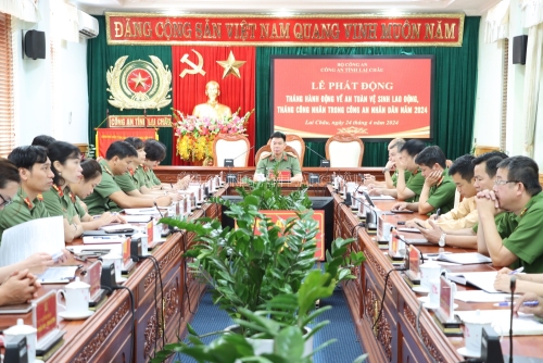 Đại tá Tao Văn Trường - Phó giám đốc Công an tỉnh Lai Châu và đại diện lãnh đạo một số phòng chức năng Công an tỉnh dự  lễ phát động tại điểm cầu Công an tỉnh