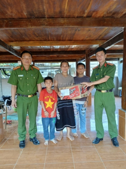 Công an xã Nà Tăm, huyện Tam Đường thăm, tặng quà cho gia đình có con mắc bệnh hiểm nghèo