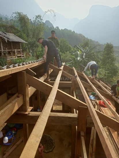 Lực lượng Công an giúp người dân lợp mái nhà