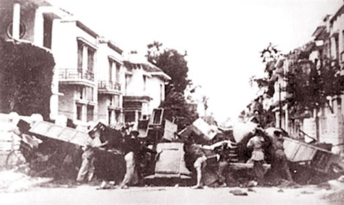 Công an và lực lượng vũ trang Hà Nội cùng nhân dân dựng chiến lũy trên đường phố Thủ đô chống giặc Pháp trở lại xâm lược  Ảnh tư liệu