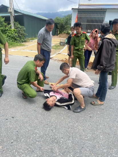 Ảnh: Đ/c Đại úy Ngô Văn Hoàng tiến hành sơ cứu cho người bị thương