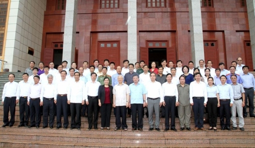 Tổng Bí thư Nguyễn Phú Trọng chụp ảnh lưu niệm với lãnh đạo tỉnh Lai Châu