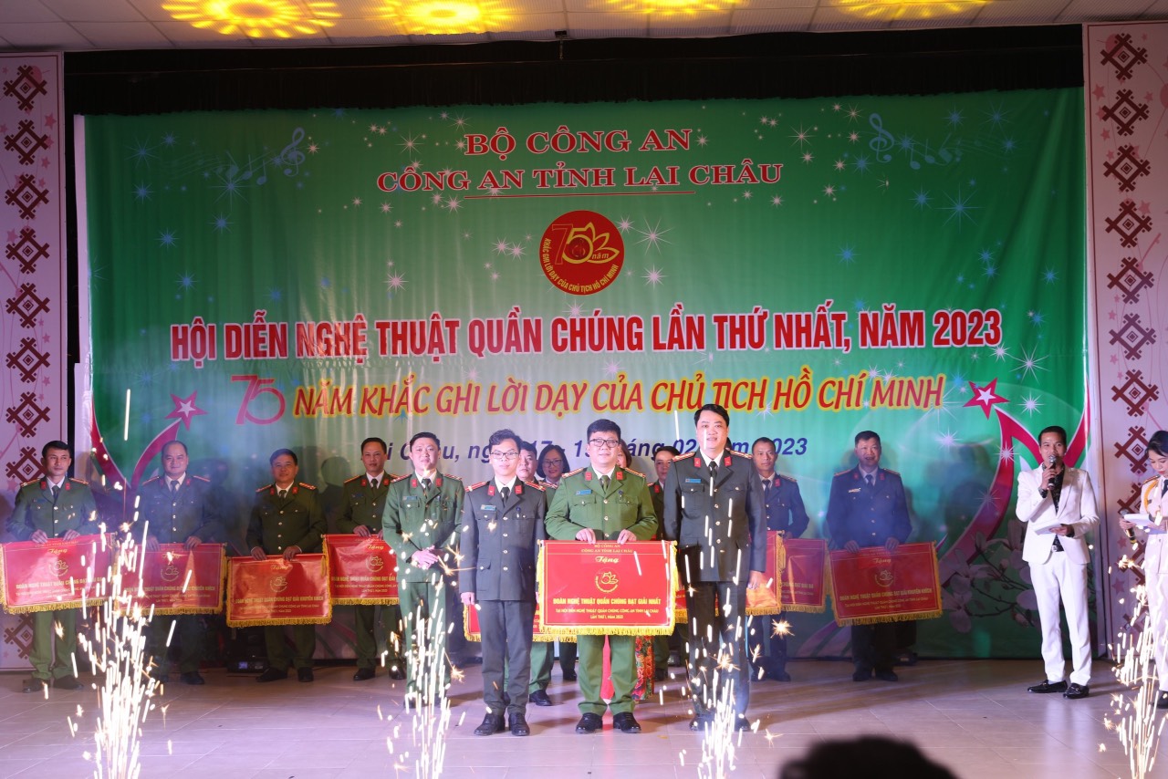 Đ/c Đại tá Nguyễn Viết Giang - Giám đốc Công an tỉnh trao giải Nhất cho Đoàn NTQC Công an huyện Mường Tè