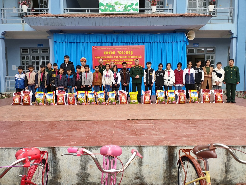 Đội CSGT Công an huyện và các nhà hảo tâm tặng gạo cho thầy, trò trường THCS Bản Bo.
