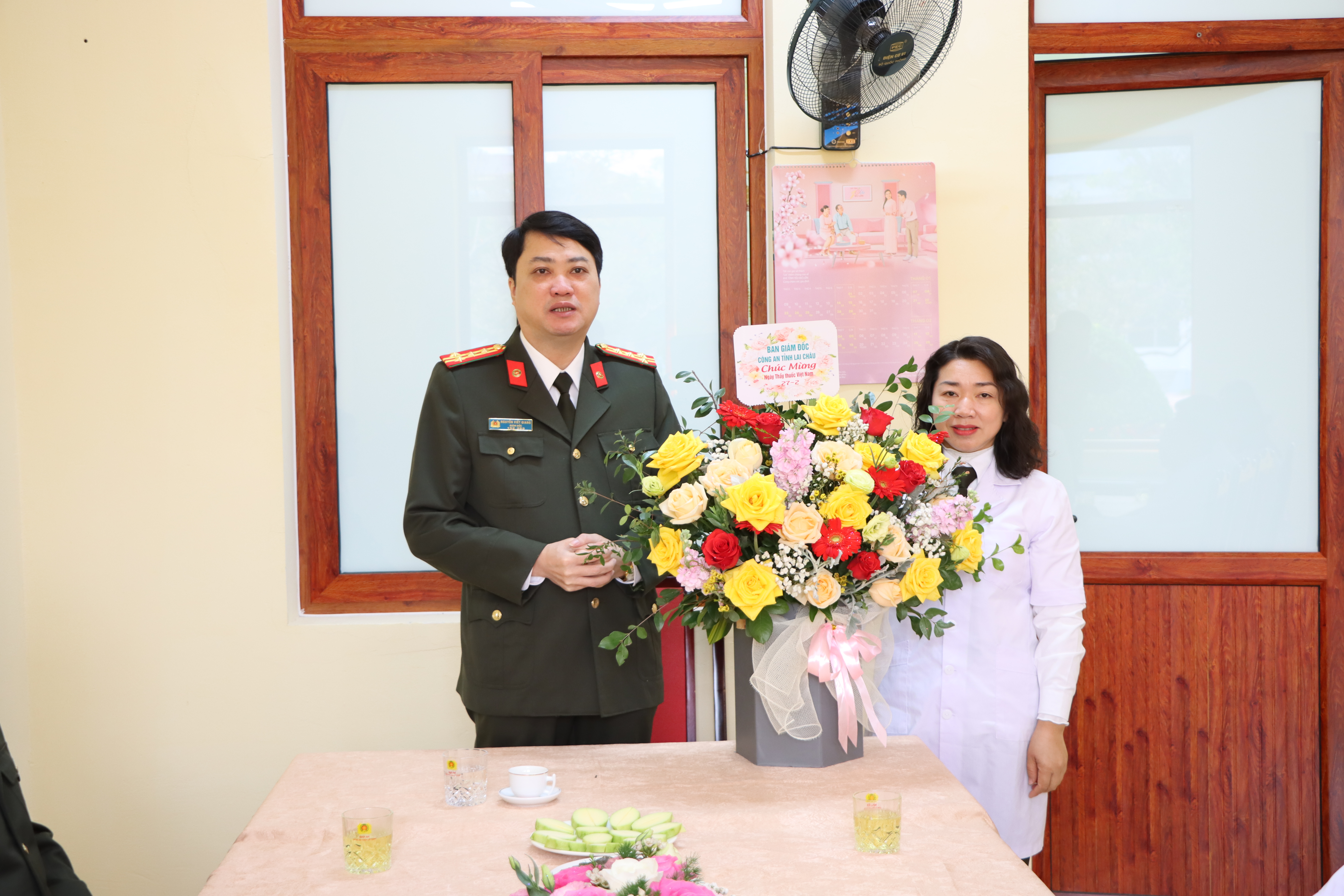 Đại tá Nguyễn Viết Giang - Giám đốc Công an tỉnh tặng hoa chúc mừng kỷ niệm 68 năm ngày thầy thuốc Việt Nam