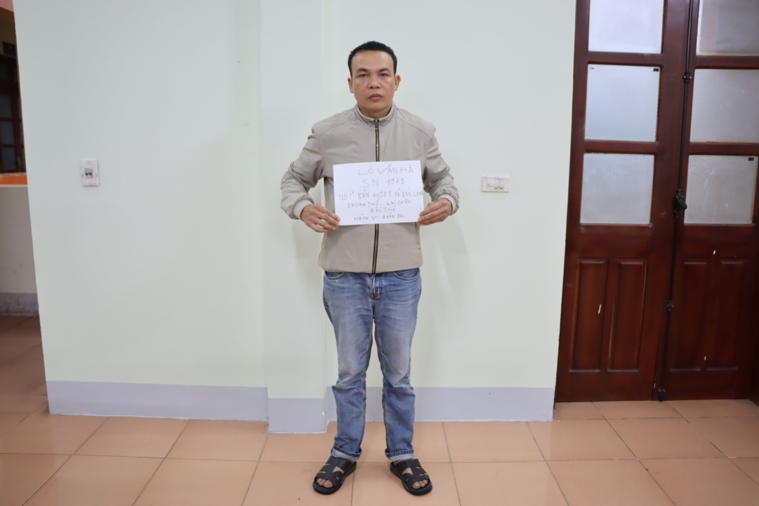 Bắt thêm 01 đối tượng về hành vi đánh bạc tại xã Bản Lang, huyện Phong Thổ