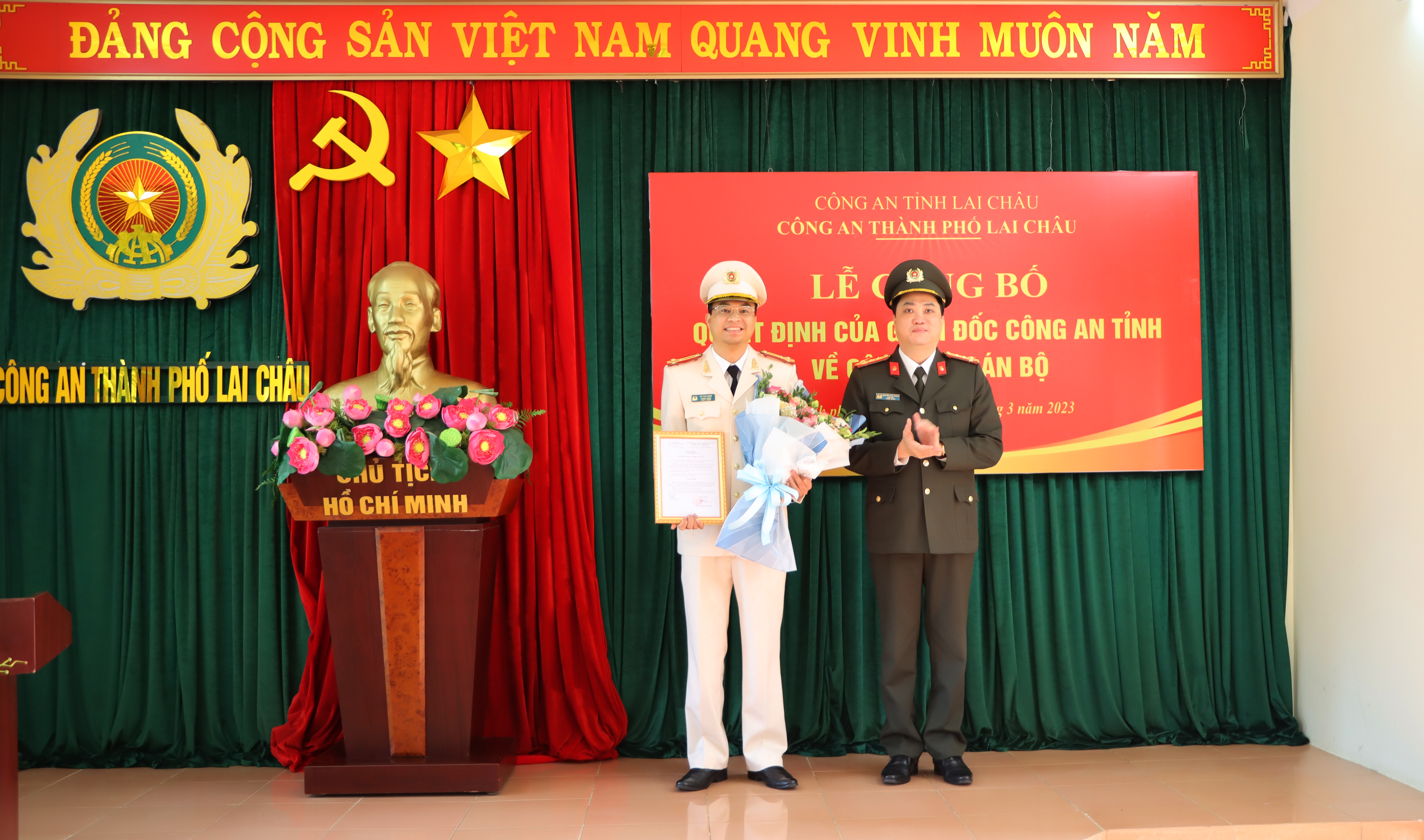 Đại tá, TS Nguyễn Viết Giang - Ủy viên BTV Tỉnh ủy, Giám đốc Công an tỉnh trao quyết định điều động cho Thượng tá Hà Thái Hoàn