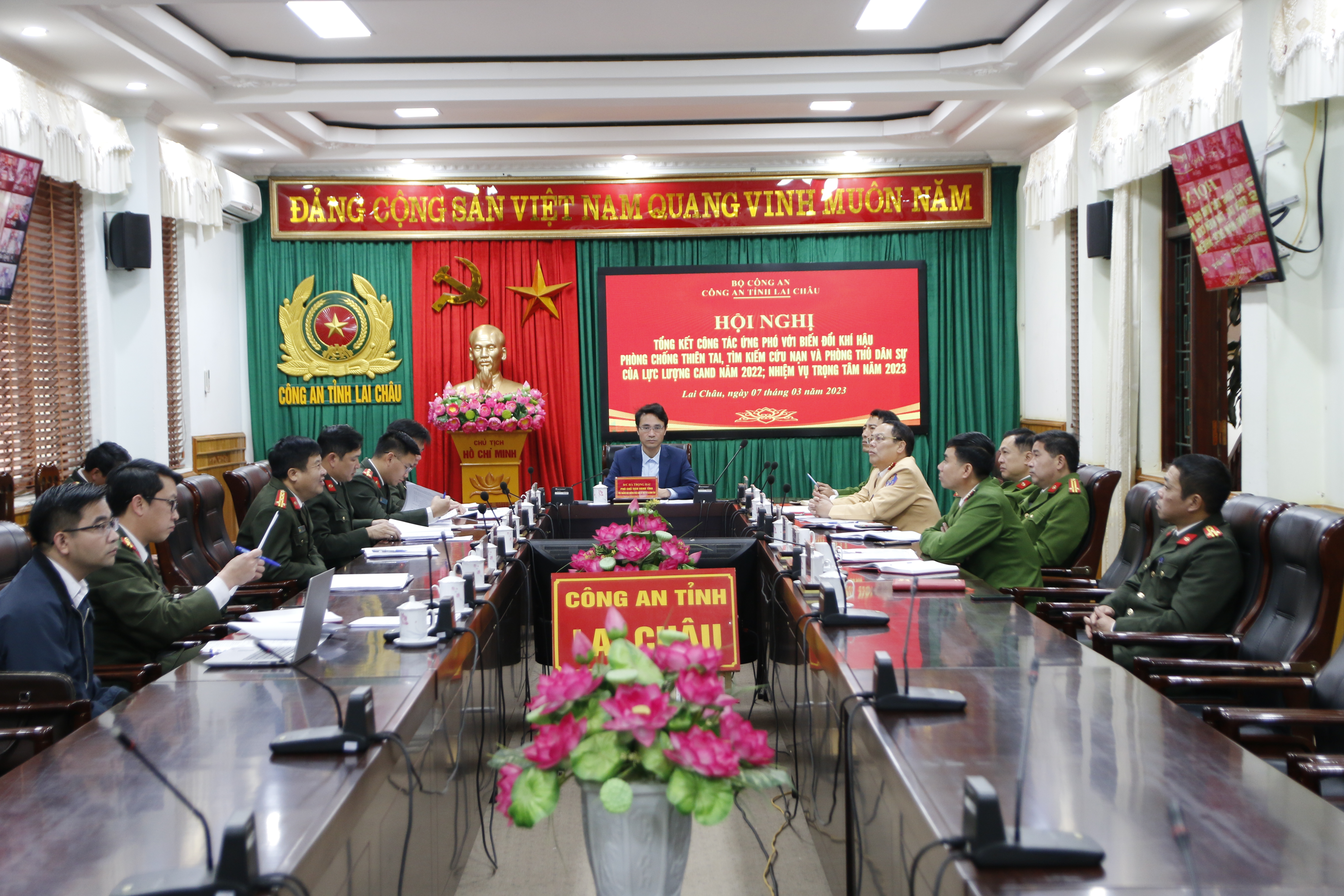 Đồng chí Hà Trọng Hải - Phó chủ tịch UBND tỉnh cùng các đại biểu dự hội nghị tại điểm cầu Công an tỉnh
