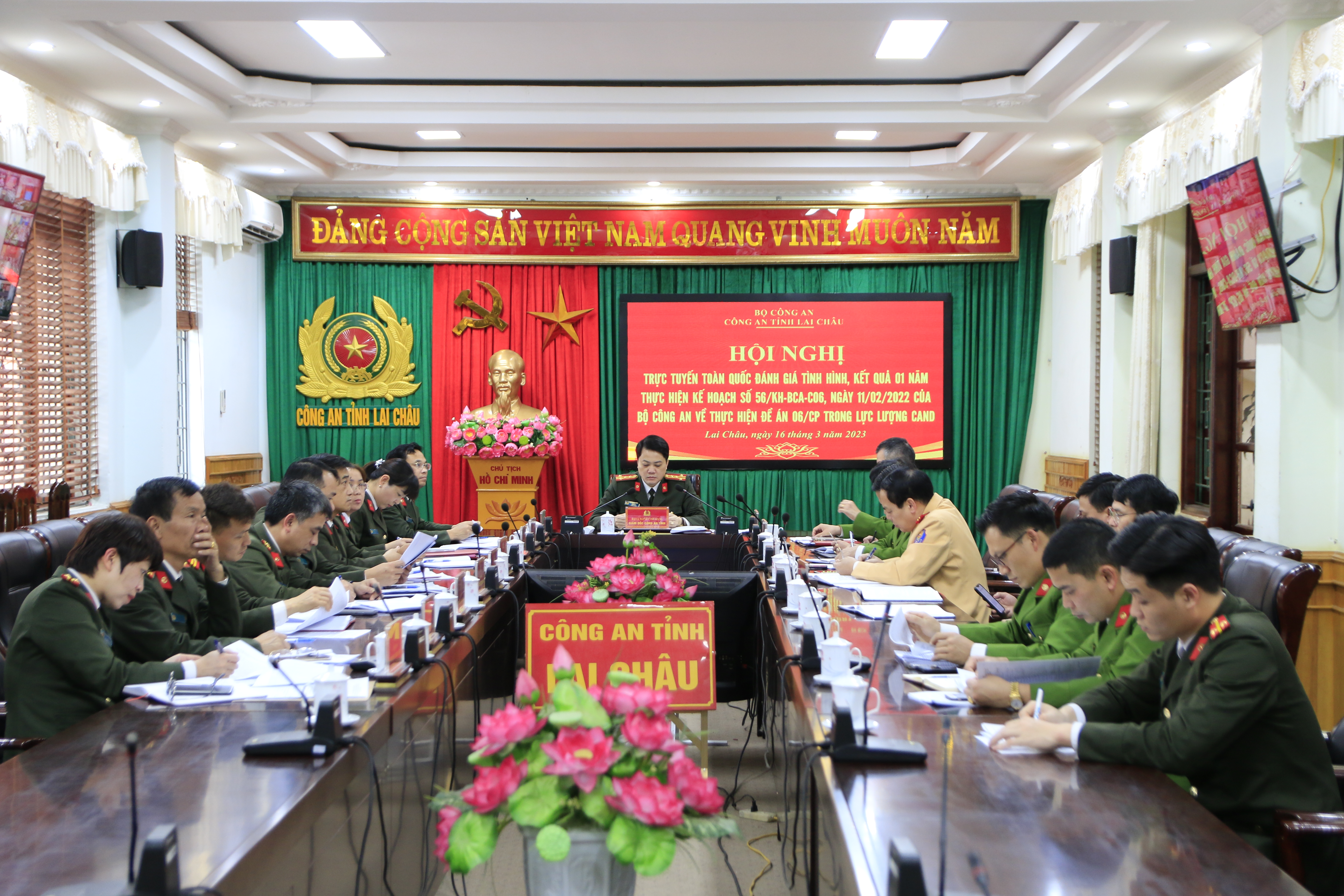 Đại tá Nguyễn Viết Giang, Ủy viên BTV Tỉnh ủy, Giám đốc Công an tỉnh chủ trì tại điểm cầu Công an tỉnh Lai Châu.