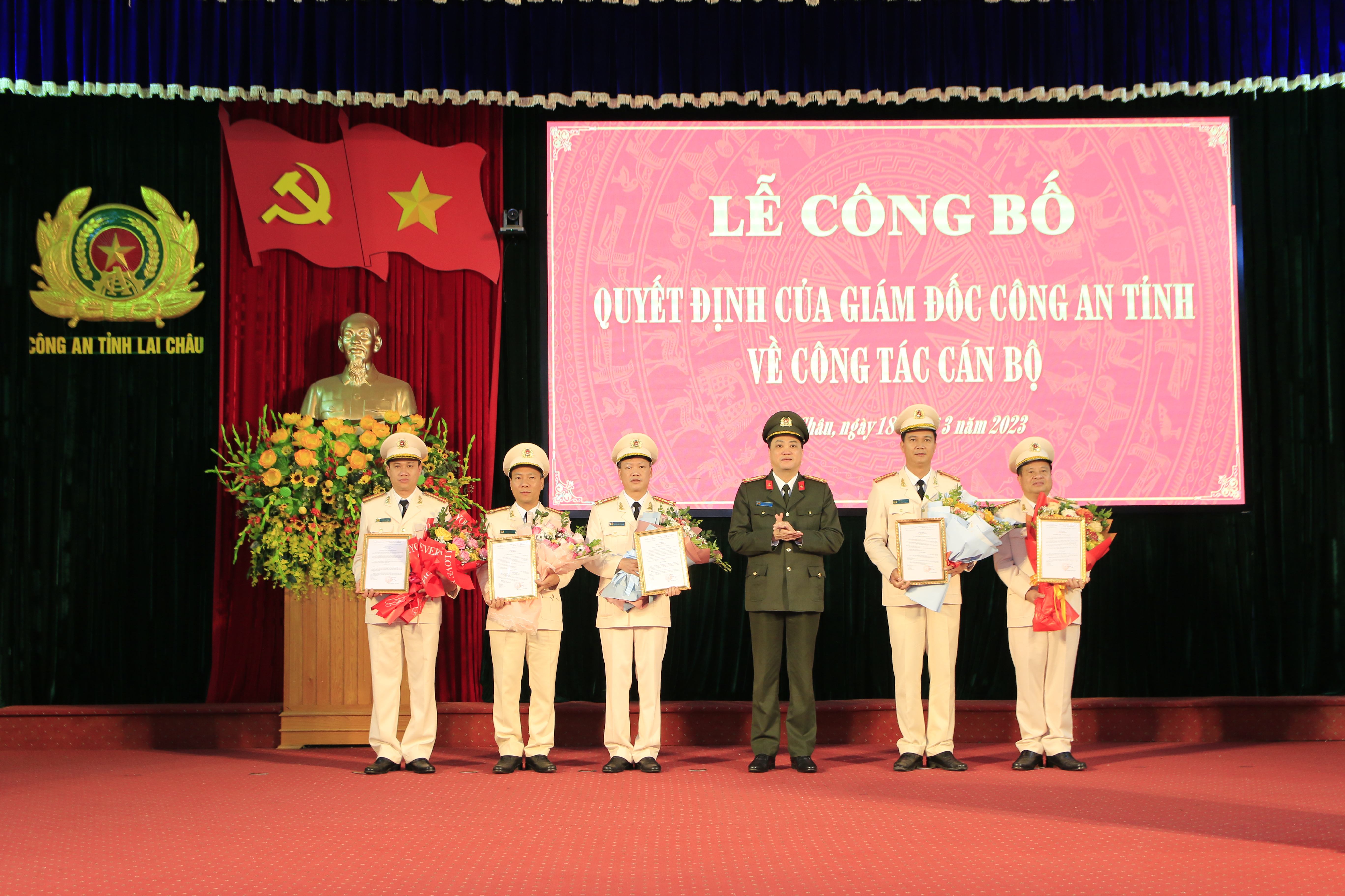 Đại tá Nguyễn Viết Giang - Giám đốc Công an tỉnh trao Quyết định cho các đồng chí được điều động bổ nhiệm.