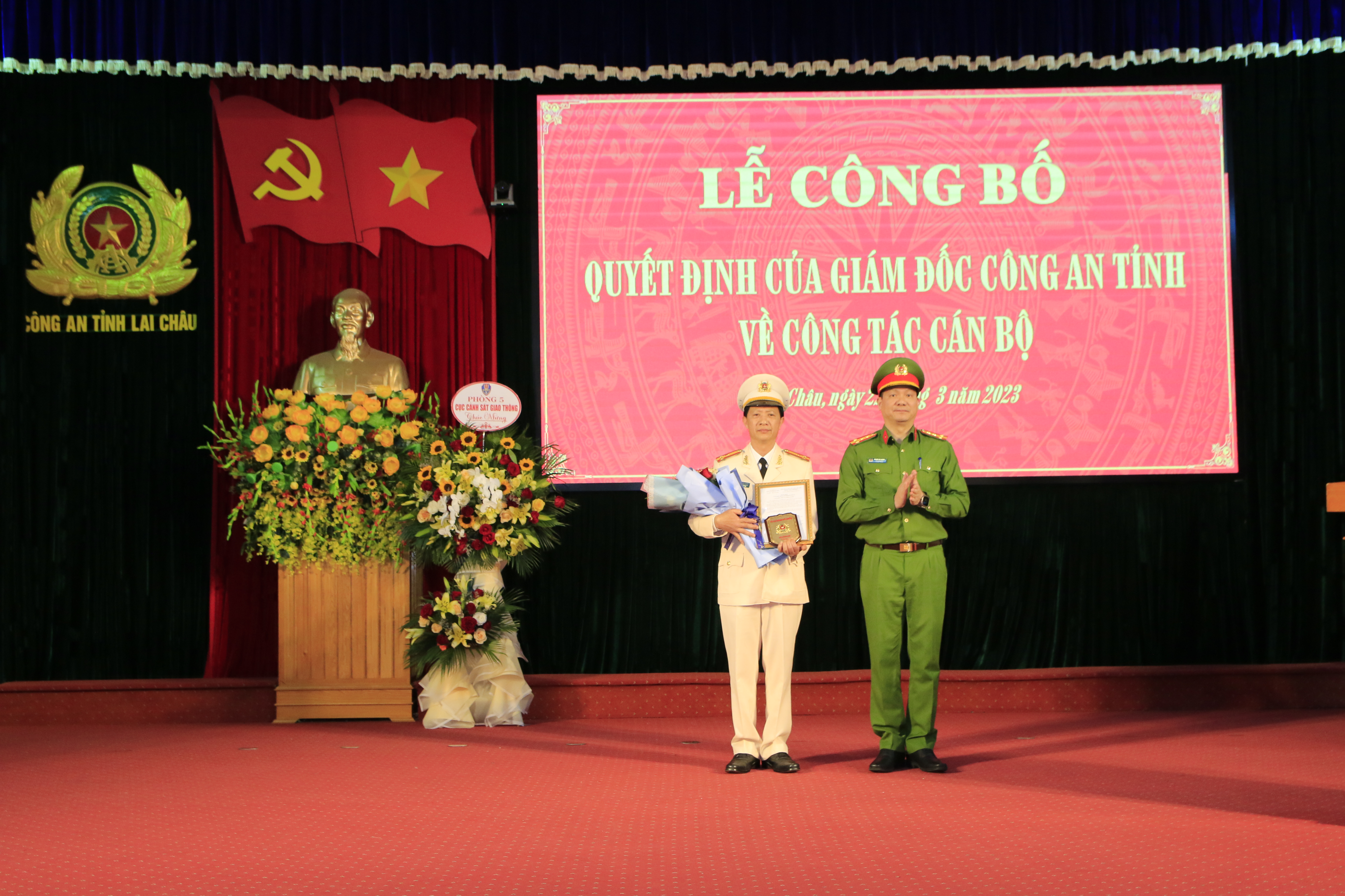 Đại tá Phạm Hải Đăng, Phó giám đốc Công an tỉnh trao quyết định và tặng hoa chúc mừng đối với đồng chí Trần Văn Biên.