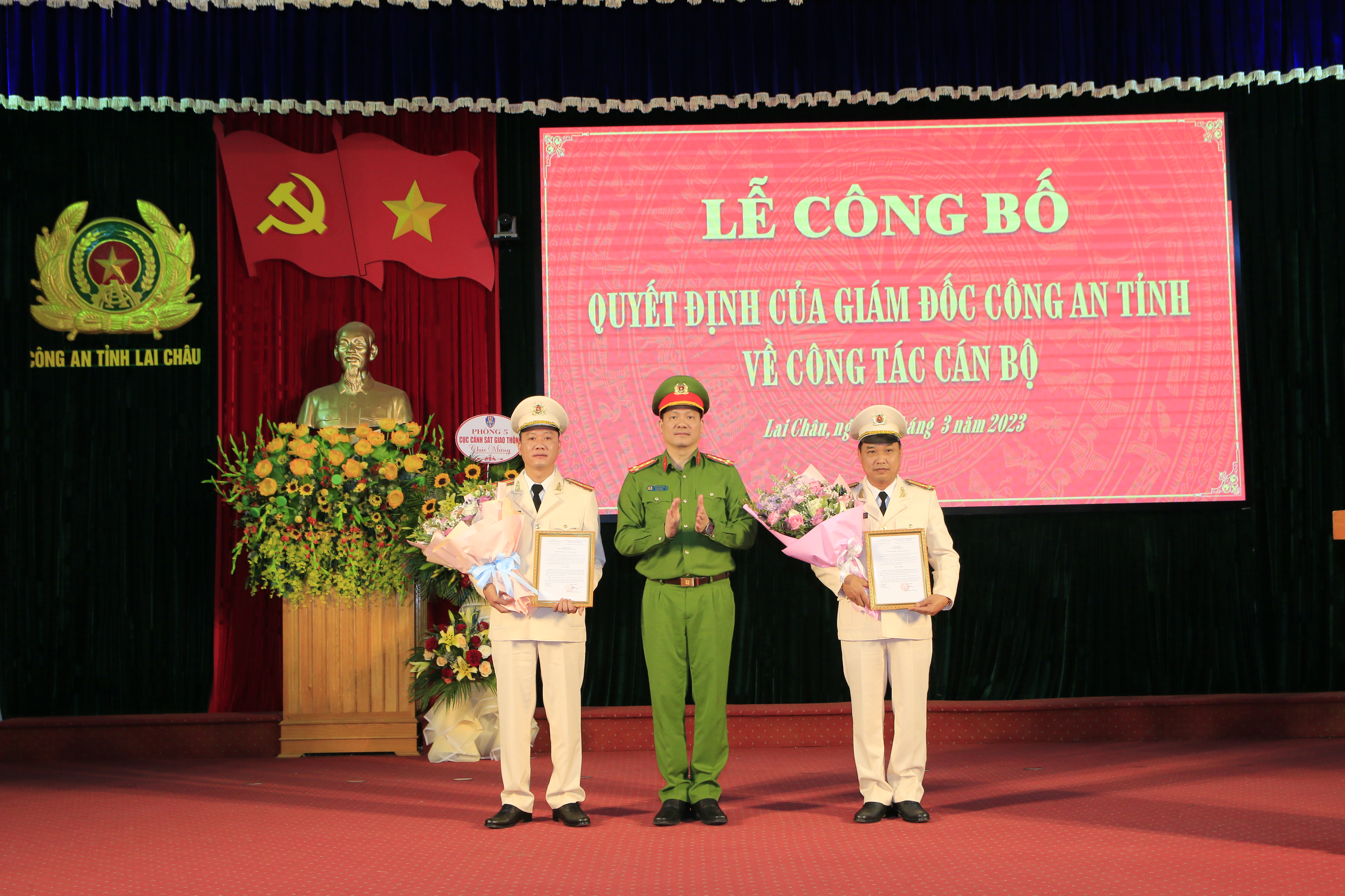 Đại tá Phạm Hải Đăng, Phó Giám đốc Công an tỉnh trao quyết định và tặng hoa chúc mừng 02 đồng chí được điều động, bổ nhiệm