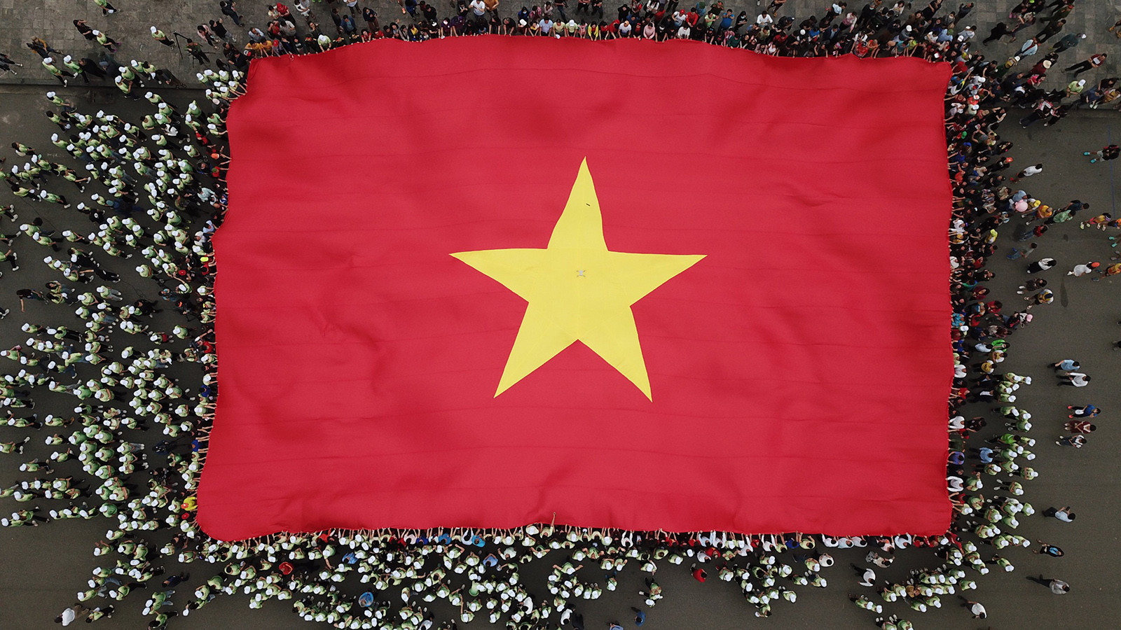 Cờ Tổ quốc rộng 540 mét vuông đại diện cho 54 dân tộc Việt Nam thể hiện ý chí, tinh thần đoàn kết, trách nhiệm đối với quê hương đất nước