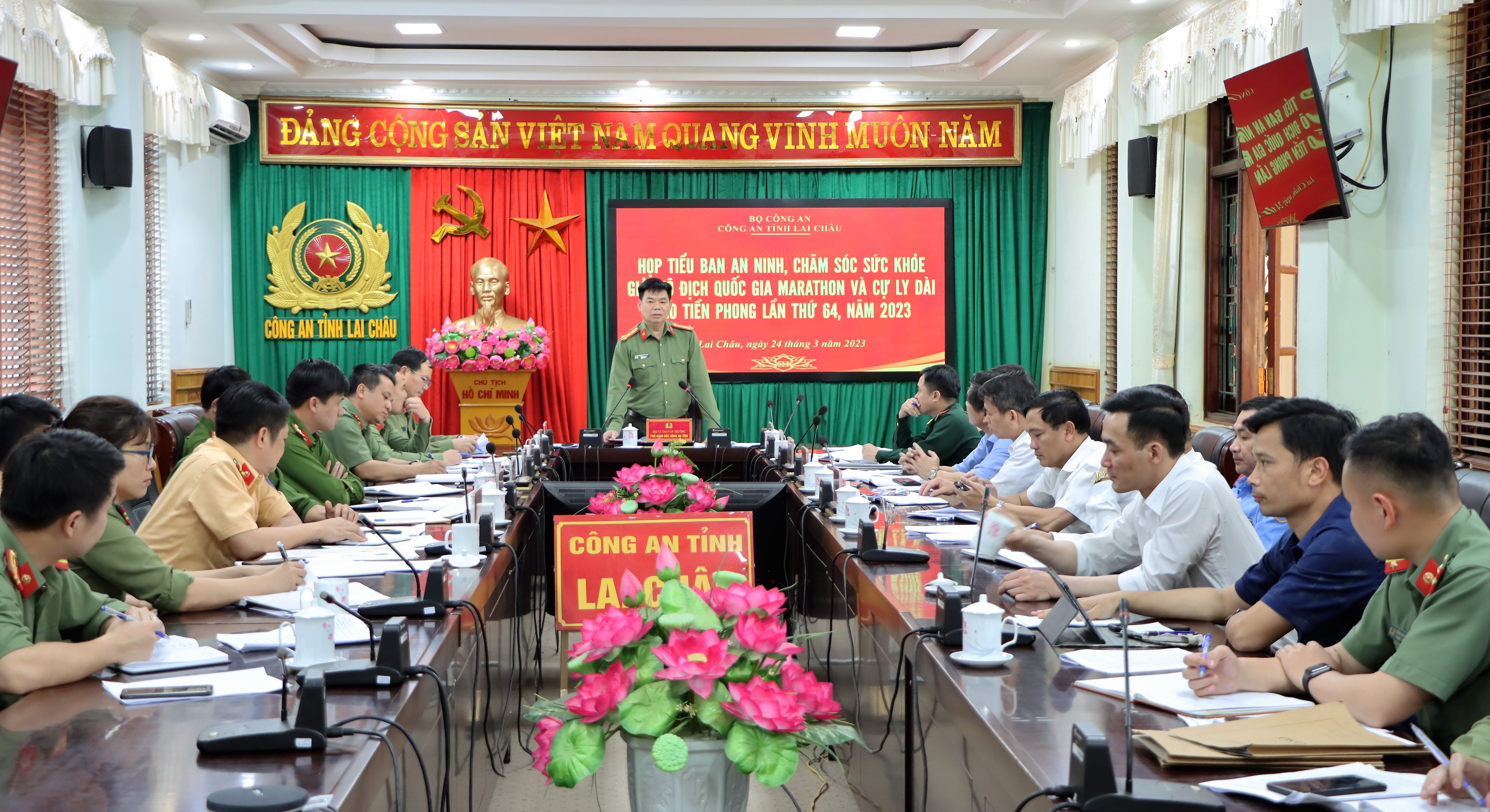 Đại tá Tao Văn Trường - Phó Giám đốc Công an tỉnh, Trưởng Tiểu ban phát biểu chỉ đạo tại cuộc họp