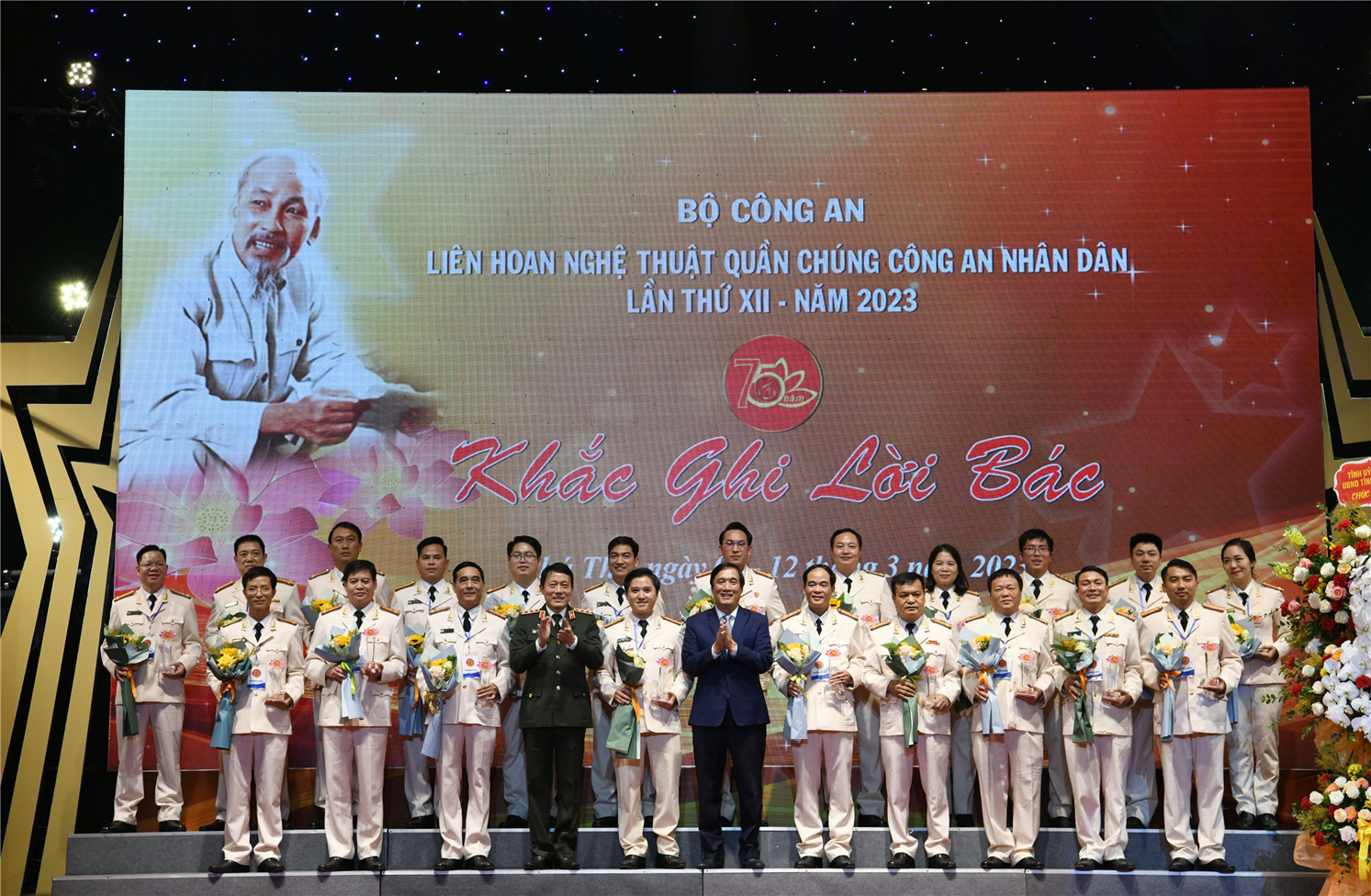 Thứ trưởng Lương Tam Quang; đồng chí Bùi Minh Châu - Bí thư Tỉnh ủy Phú Thọ tặng hoa và kỷ niệm chương tặng các Đoàn tham gia Liên hoan